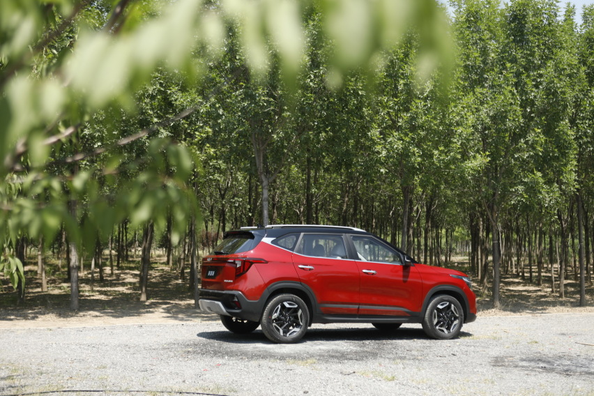 10万元起，年轻人的第一辆家用SUV？驾驶起亚2023款赛图斯1.4T