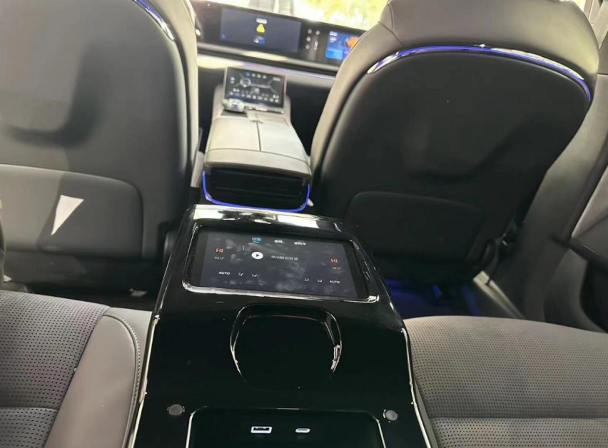 2024款岚图追光PHEV，可预判路况的魔毯悬挂，双电机+1.5T
