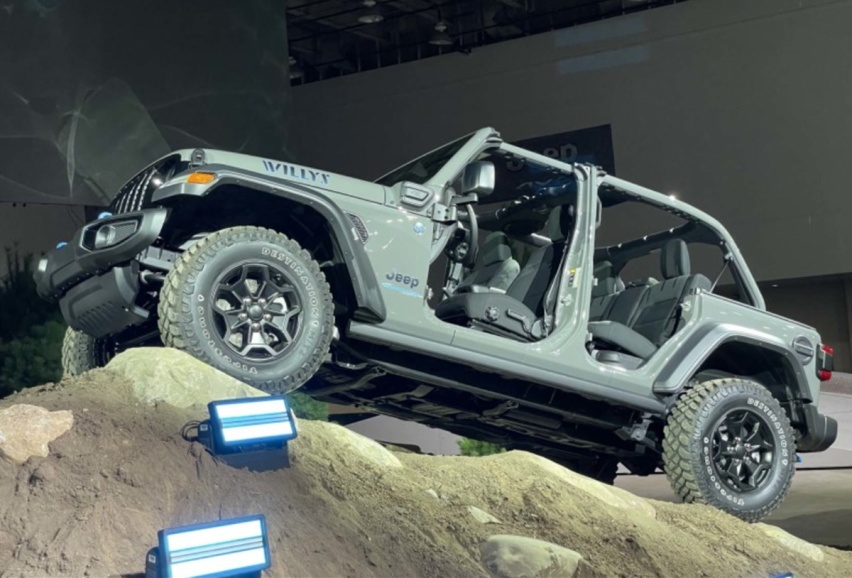 Jeep牧马人新车型发布，搭载2.0T插电混动，敞篷车身，外观很霸气