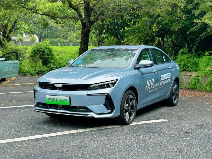 10万级插混，油耗仅3.8L，吉利帝豪L HiP冠军版：动力省油我全要