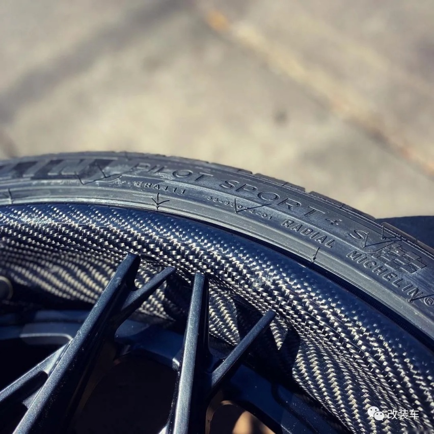特斯拉Model 3配碳纤维轮毂，降低簧下质量更能刹得住？