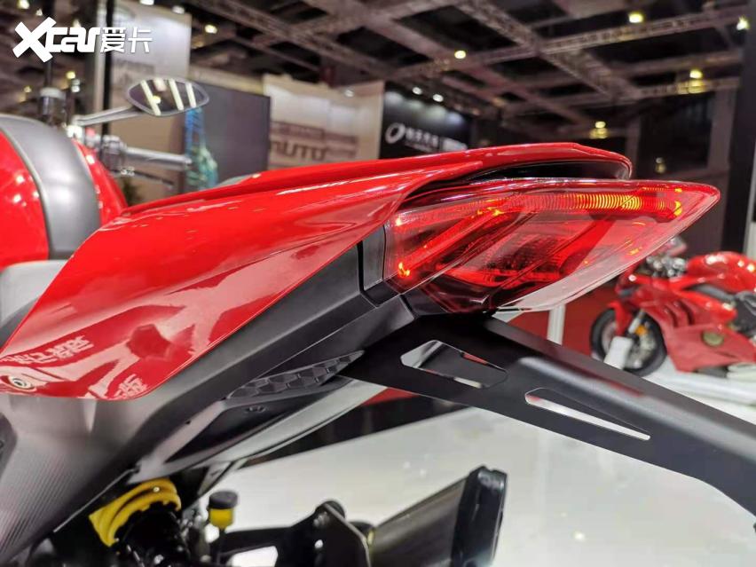 streetfighter v4 s 暗夜黑那对金筷子倒是十分养眼,或许是杜卡迪担心