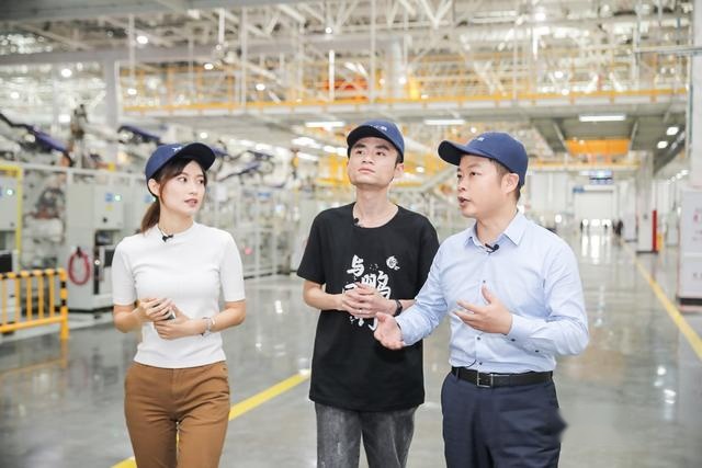 小鹏肇庆工厂曝光，除了买水泥花了 1 个亿何小鹏还透露了什么