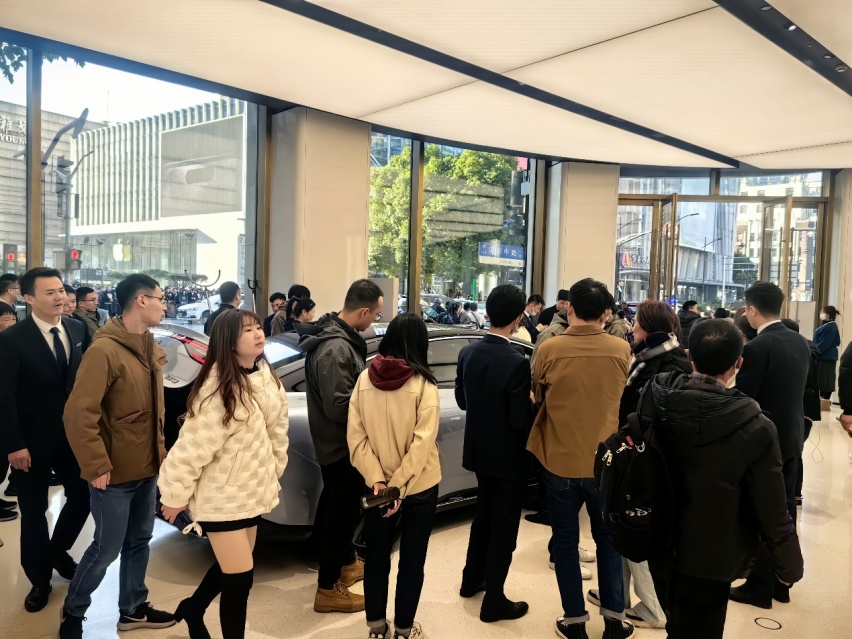 华为首款轿车智界S7首批到店，看车也得排队了？