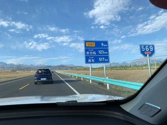 独库公路：十里不同路，一步一换天