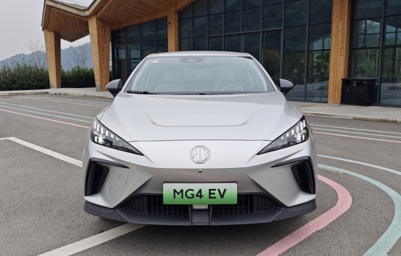 十万级纯电新选择！试驾MG4 EV，驾趣、家用，都可叫板海豚