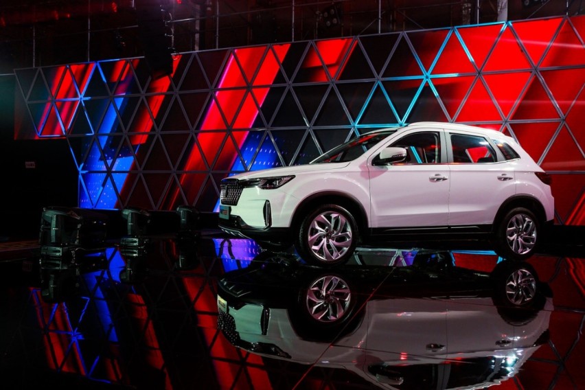顶配不到10万的国产小型SUV，设计前卫颜值高，6AT稳重更