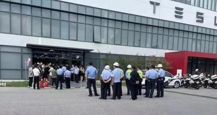 和比亚迪的硬战打起来了，特斯拉官宣最高降价3.7万元，老车主们怒了