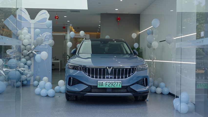 岚图汽车开启“春晚锦鲤车”交付 首位锦鲤用户南京提车