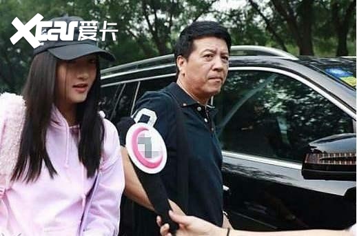 关爸爸一句话回怼炫富
