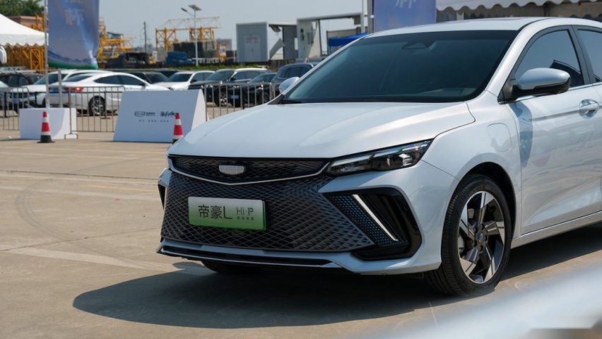 一箱油绕广州22圈！这吉利轿车12.98万起 3.1L油耗还开得爽？