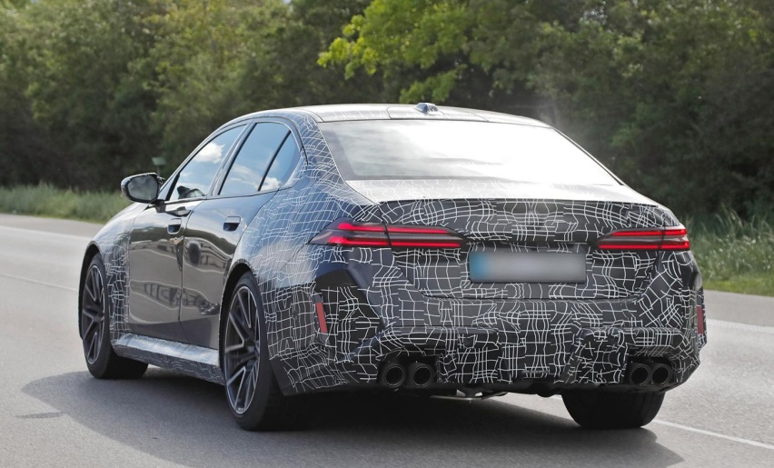 动力系统或为4.4T V8插电混 新一代宝马M5轻微装谍照曝光