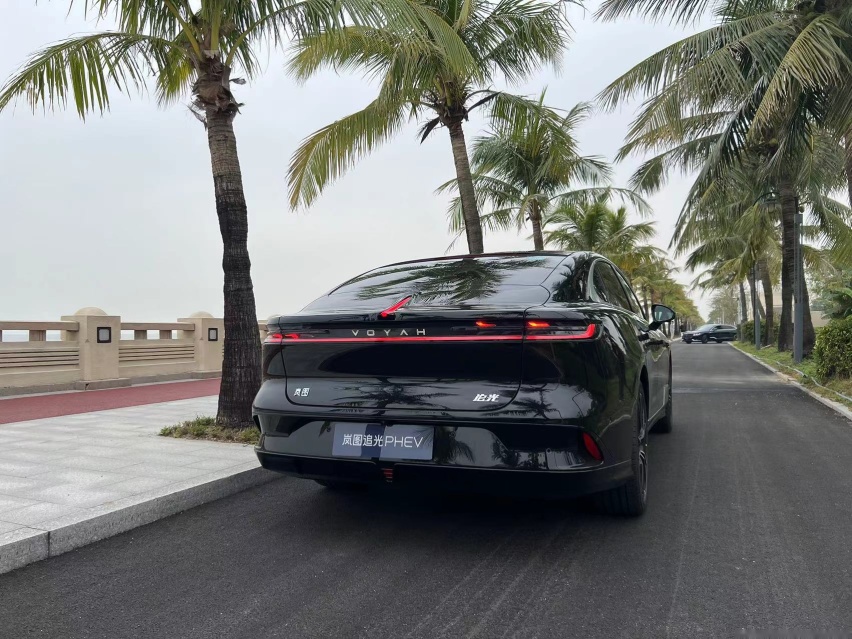 试驾岚图追光PHEV：这才是优秀豪华行政轿车该有的样子