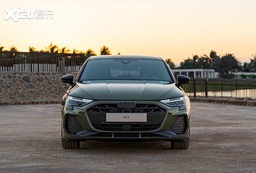 外观方面,新款奥迪a3的六边形中网比老款车型更扁平,线条也更柔和