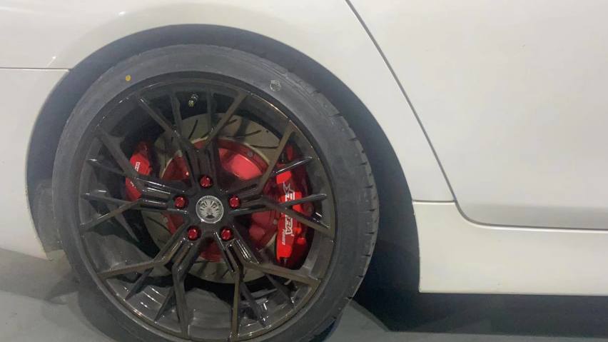 宝马5系(F10)改装升级Rotora前6后4双卡钳刹车