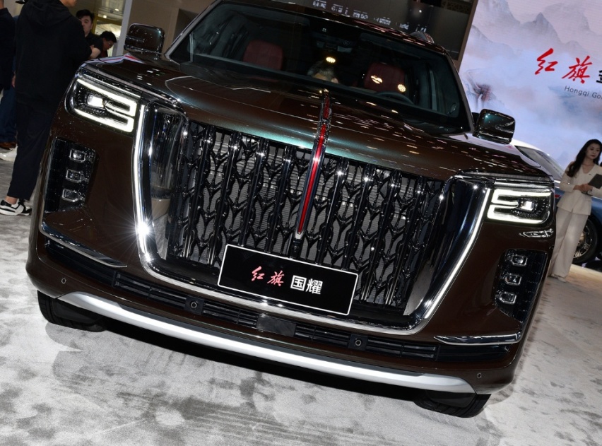 一汽红旗的全尺寸SUV，车长超5米6，搭载4.0T+8AT