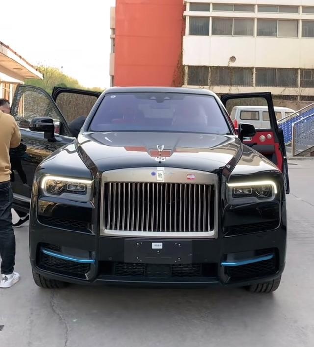东北网红的库里南到货，全黑车身落地800万，车主身价不菲
