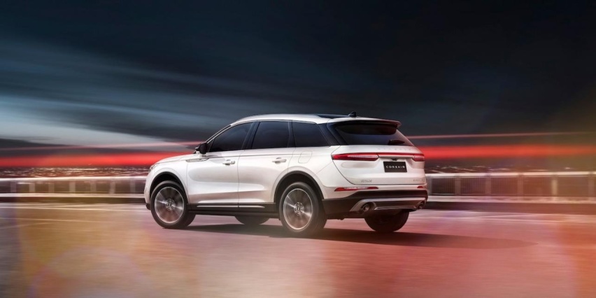 XT4对比冒险家，谁更能俘获小姐姐的心？