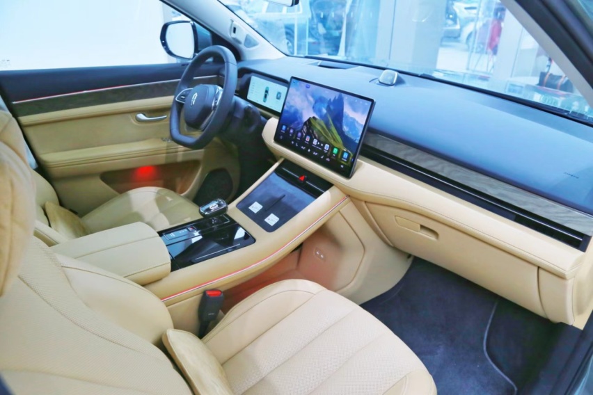探店问界M7:舒适超百万级豪车，颜值与才华并驾齐驱