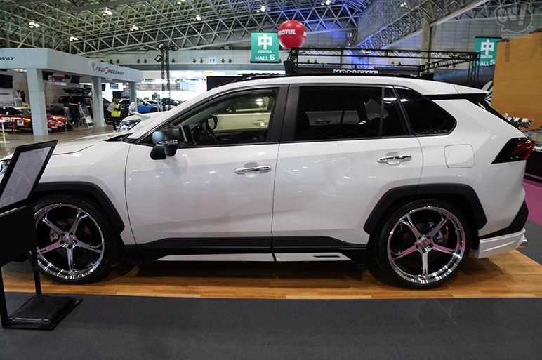 文能大嘴玩低趴，武能升高搞越野，看七种风格改装的丰田RAV4