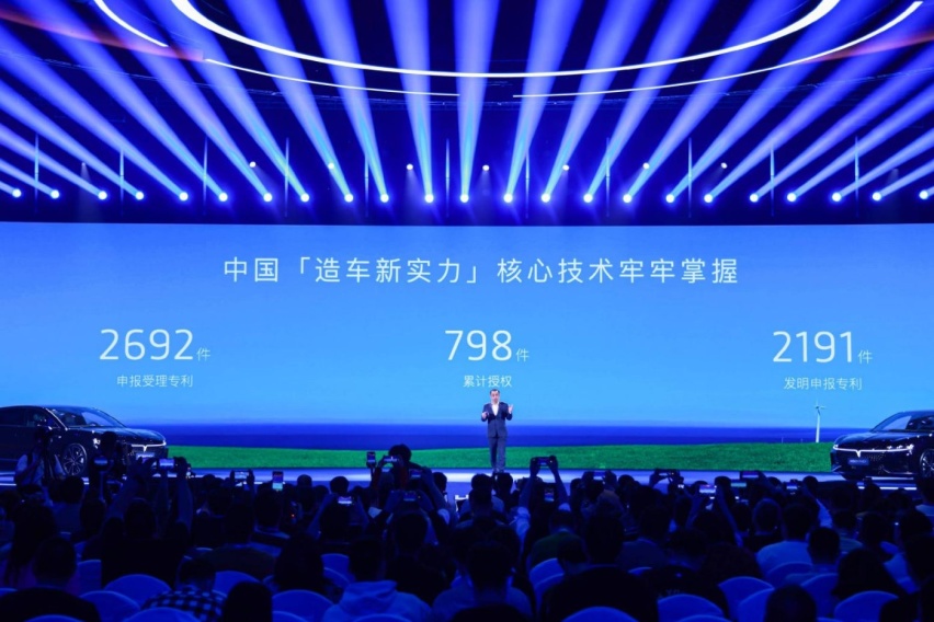 搭载百万级可预判魔毯底盘，岚图追光PHEV 25.28万起