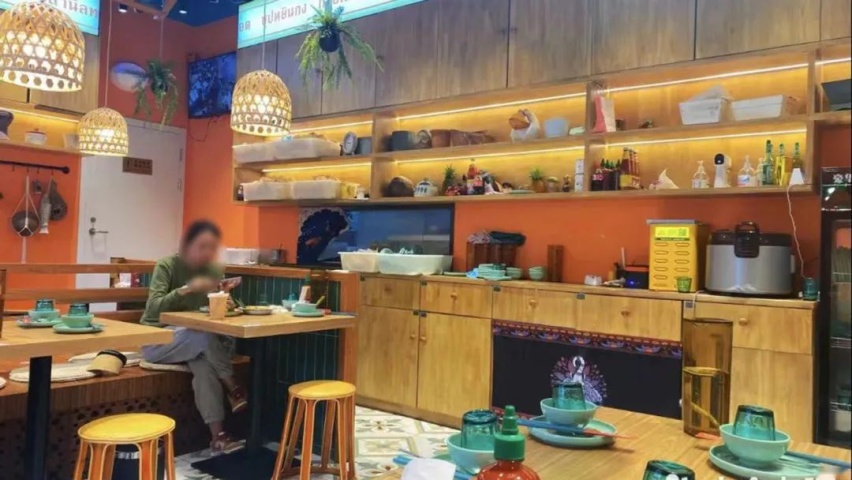 北京美食榜第一险些翻车 开路虎卫士打卡迷你椰泰式大排档