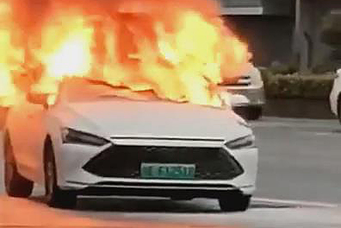 继上月海豚自燃 网络再传比亚迪秦PLUSDM-i起火视频