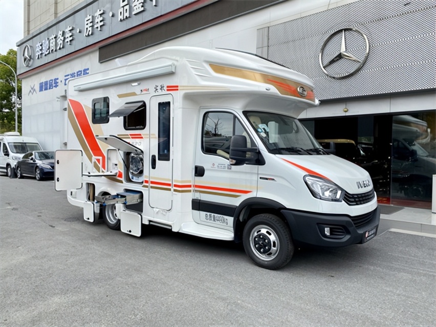 金冠宾歌CD520经典款依维柯双拓展房车，专利三张大床正向研发