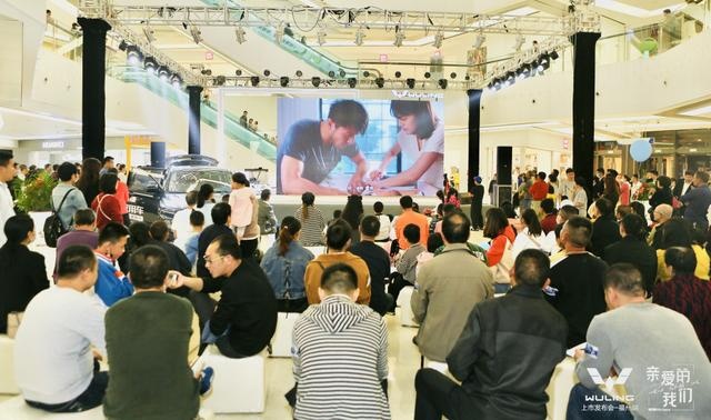 五菱最新款MPV，后排座椅支持前后左右移动，售价8.58万起