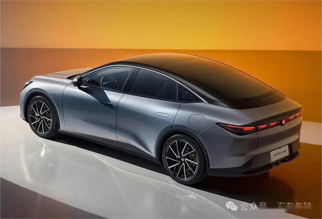 标配800V高压/百公里加速3.7秒，极狐阿尔法S5预售19.98万起