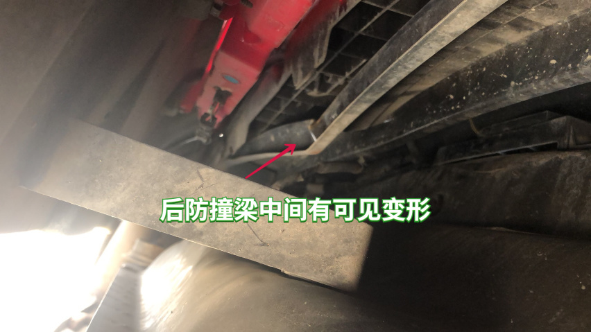 君越被追尾，想知道后面的车怎么样了