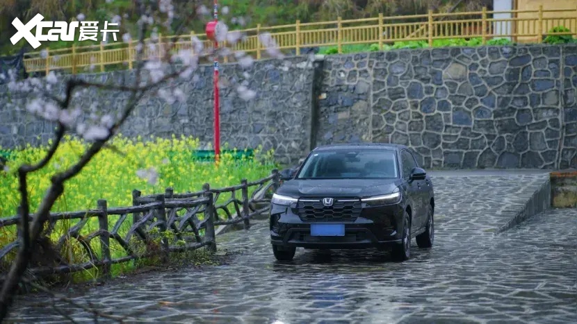 她的山路，她的光芒：十八洞村的苗族姑娘