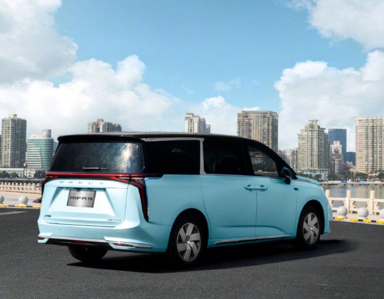 忘记埃尔法：满配，纯电，中大型MPV，上汽大通MIFA 9售27.99万其