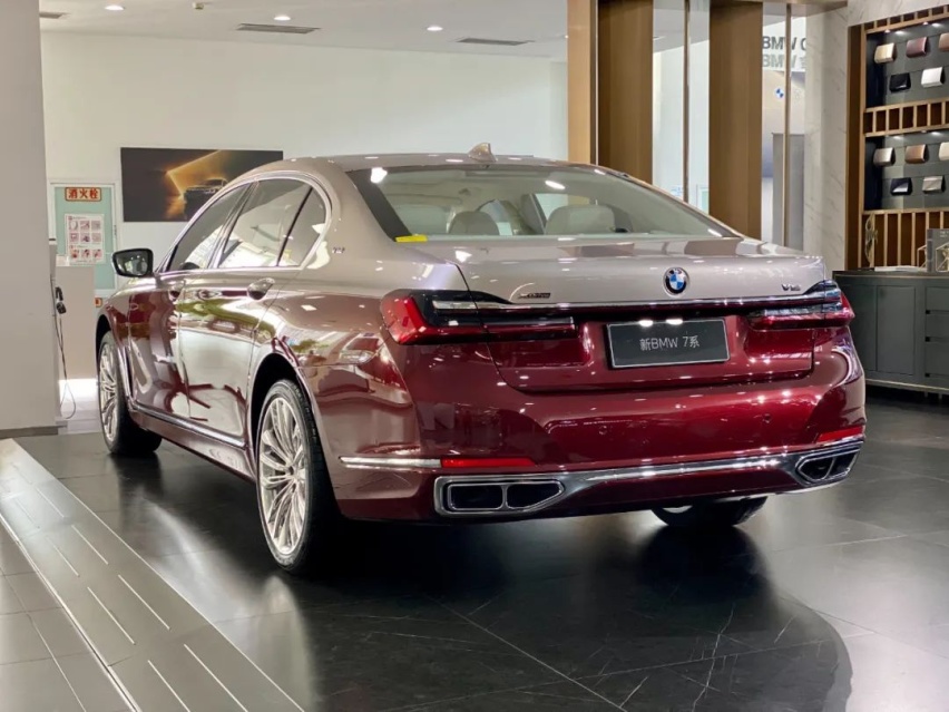 这是最后一批配备V12发动机的量产BMW，限量生产12台！