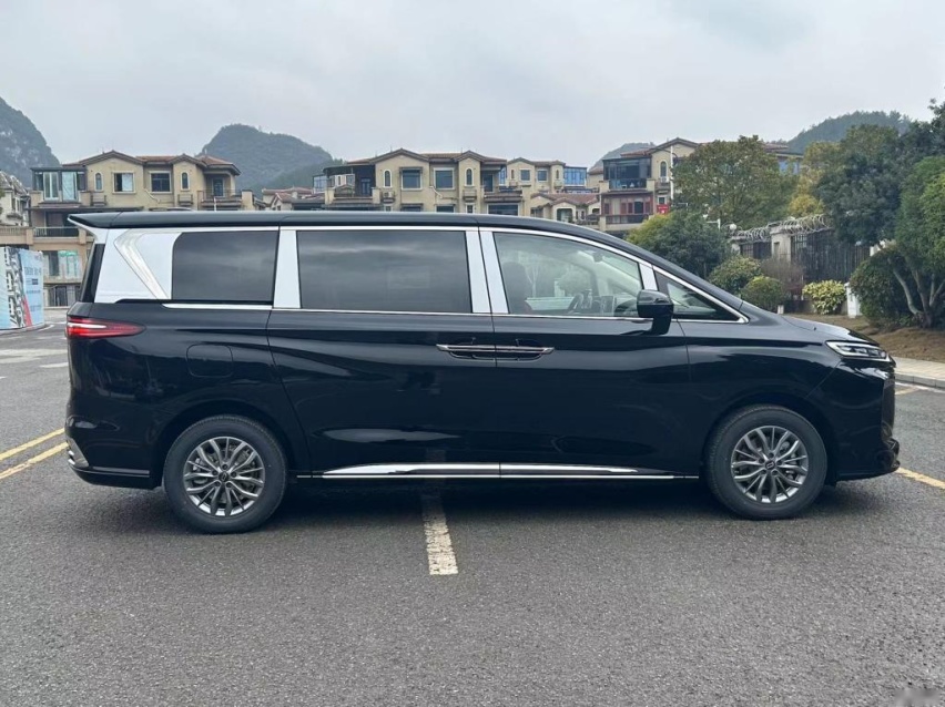 平价版红旗H9？奔腾M9实车亮相 定位中大型MPV