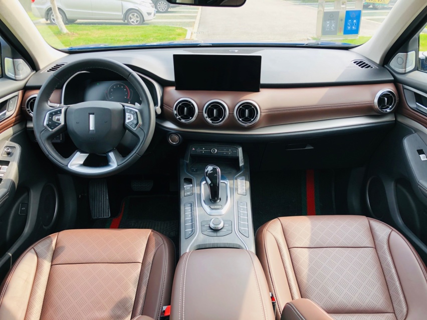 一辆把性价比融入到豪华感里的车，WEY VV6