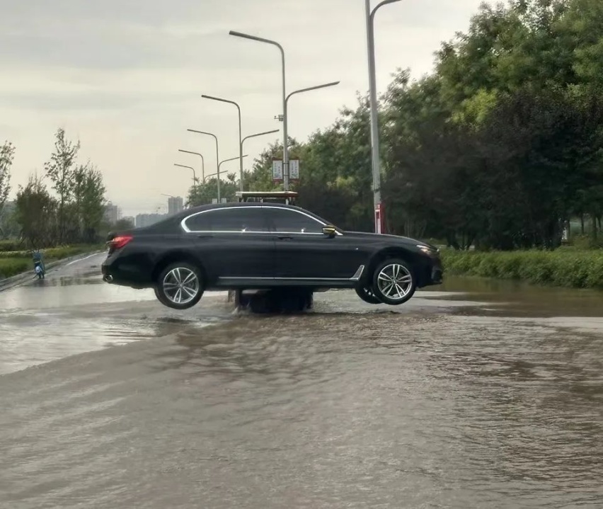 几位宝马车主雨季出行遇到突发意外，是谁帮助他们快速脱困？