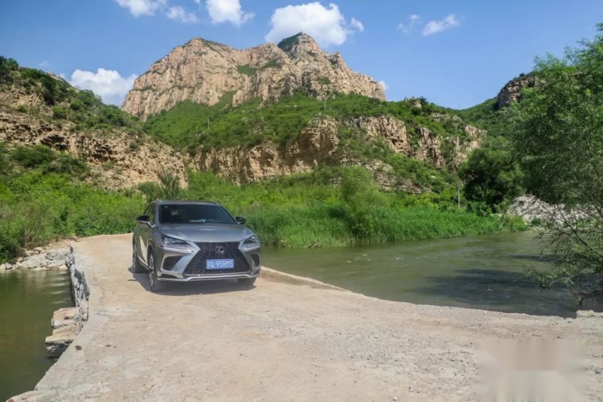 最美公路丨险与美共存，记雷克萨斯NX 300挂壁公路之行