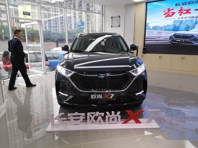 探店欧尚X7：入店即遭百余客户围观，一辆能装40人的SUV是啥样？
