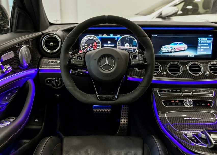 痞帅的霸道总裁风，奔驰AMG E63 S，就一个价，156.