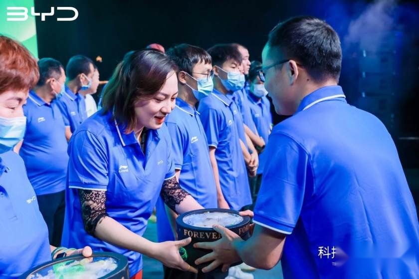 比亚迪秦PLUS尊崇交付花海之夜昆明站-完美收官