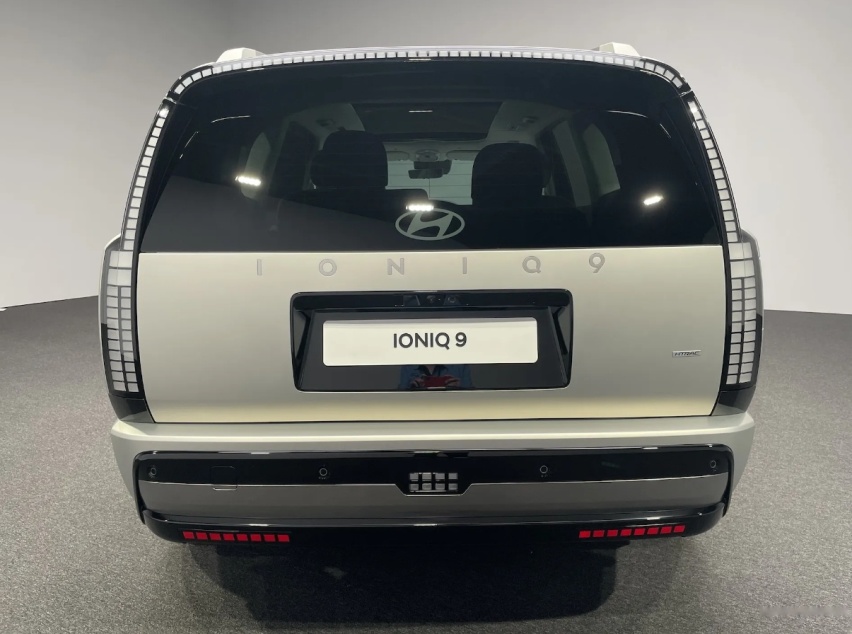 现代IONIQ 9，第二排座椅可旋转的纯电SUV，标配110.3度大电