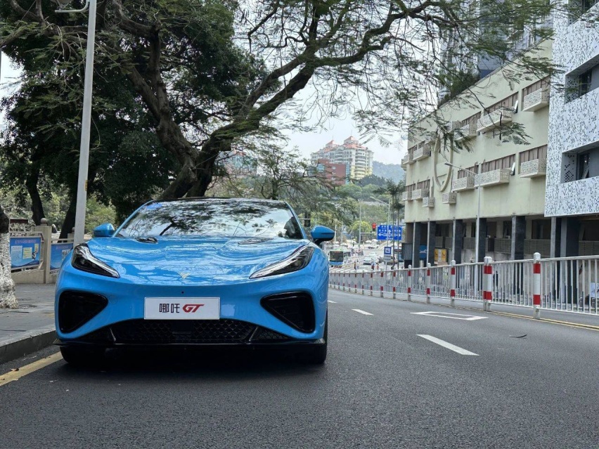 200万以内最好的跑车 出现在厦门街头 试驾哪吒GT