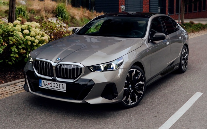 全新BMW 5系长轴版今日在大东工厂下线，月底正式上市！