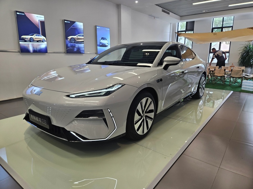 银河E8实车到店，大过汉EV配无框车门，搭646马力+800V超充