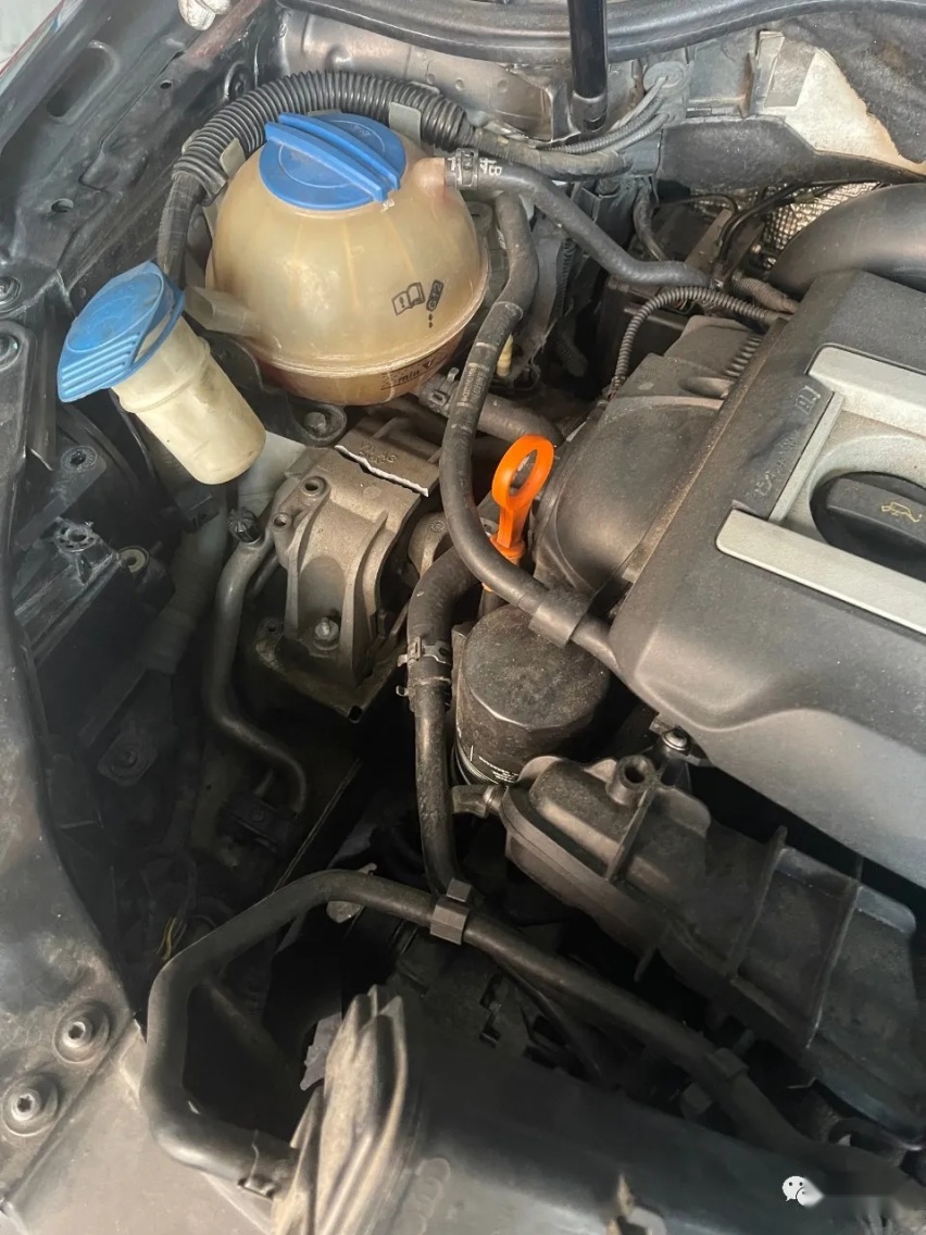 姿态与性能并存的6代高尔夫GTI，01年车主表示玩车很穷但很开心