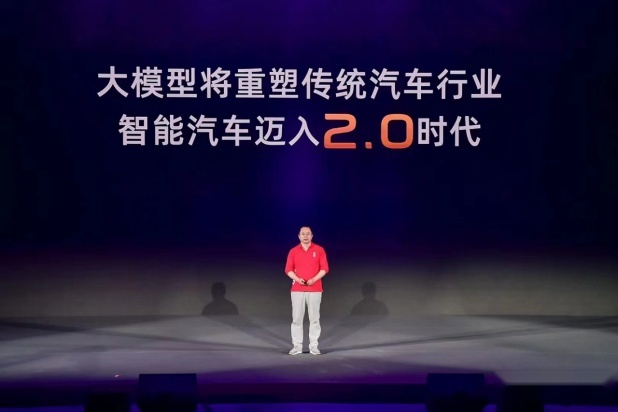 科技平权!哪吒L发布“掀桌价”12.99万起