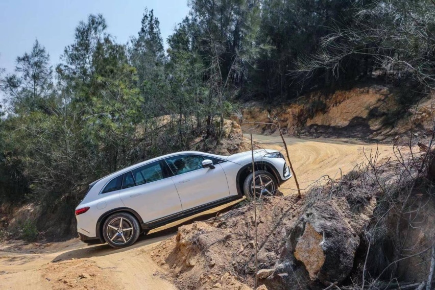 越野赛道小试EQS SUV：什么叫豪华越野体验
