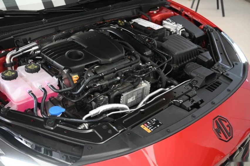 2.0T 261匹 405牛，中型车还带电动尾翼！实拍全新MG7