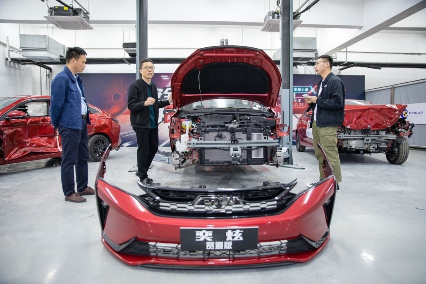 直播拆车!8万级首款五星安全风神奕炫获好评如潮